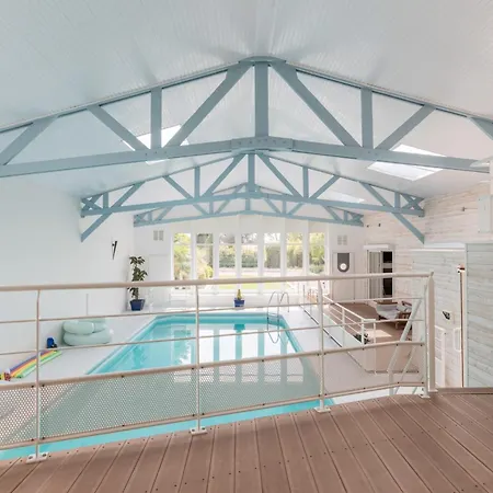Дом отдыха Le Zen - Sauna - Piscine Interieure Saint-Hilaire-de-Chaleons